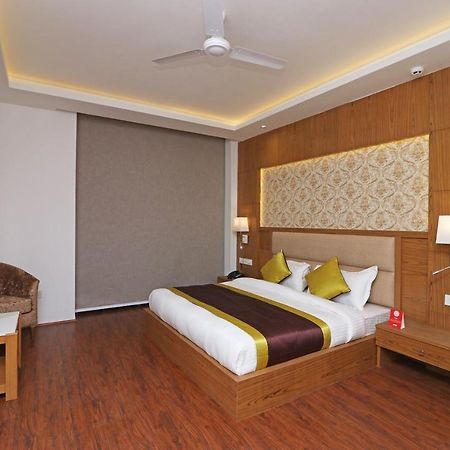 Capital O Hotel Star Inn Near Chhatarpur Metro Station Nuova Delhi Esterno foto