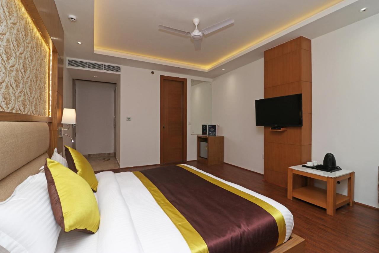Capital O Hotel Star Inn Near Chhatarpur Metro Station Nuova Delhi Esterno foto