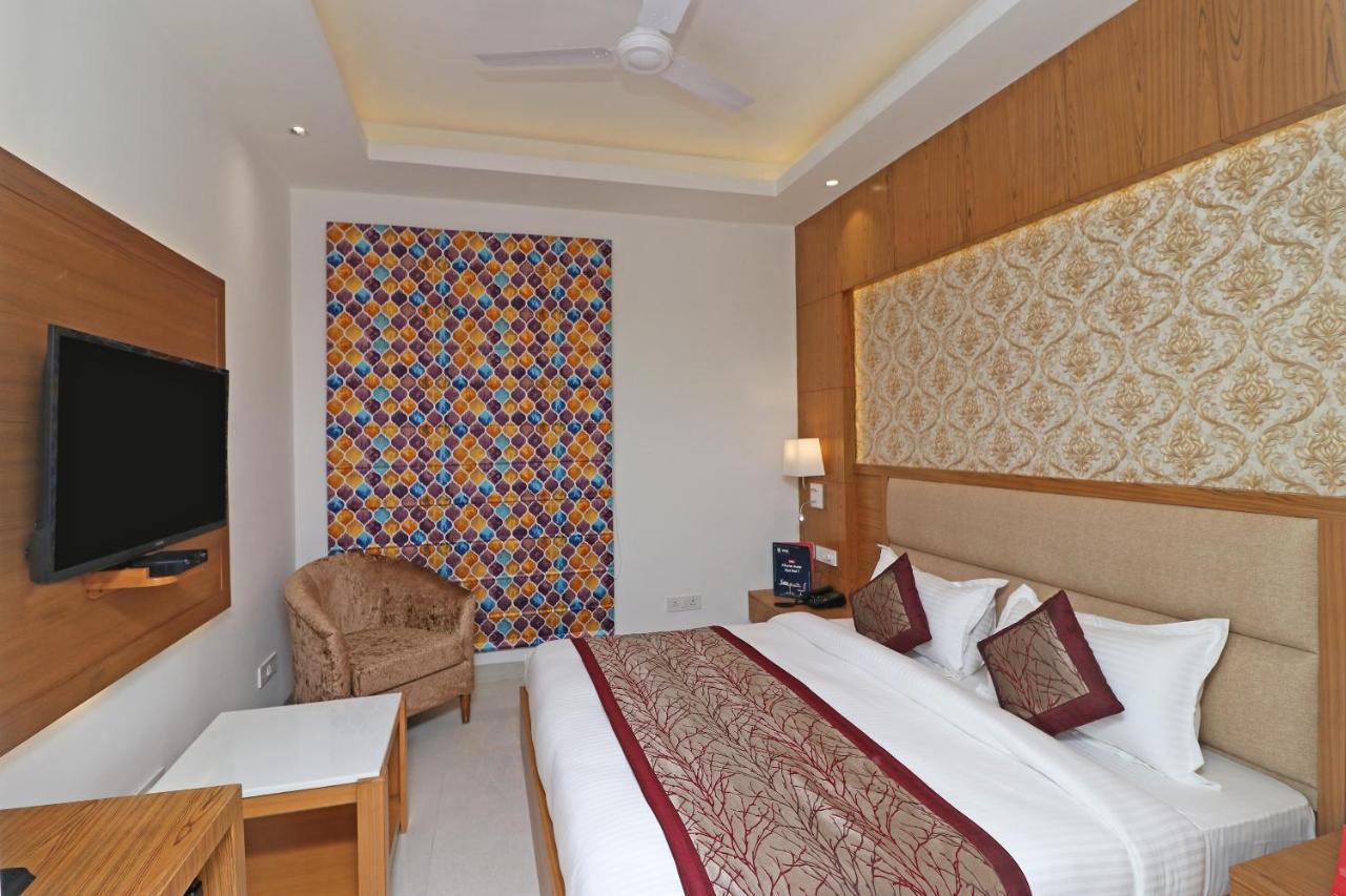 Capital O Hotel Star Inn Near Chhatarpur Metro Station Nuova Delhi Esterno foto