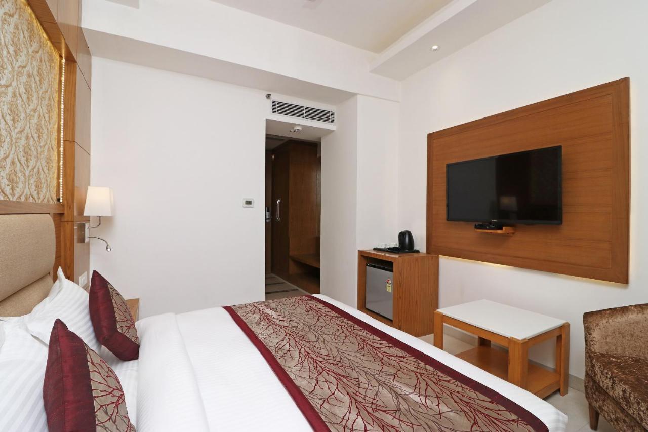 Capital O Hotel Star Inn Near Chhatarpur Metro Station Nuova Delhi Esterno foto