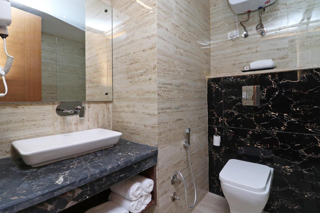 Capital O Hotel Star Inn Near Chhatarpur Metro Station Nuova Delhi Esterno foto