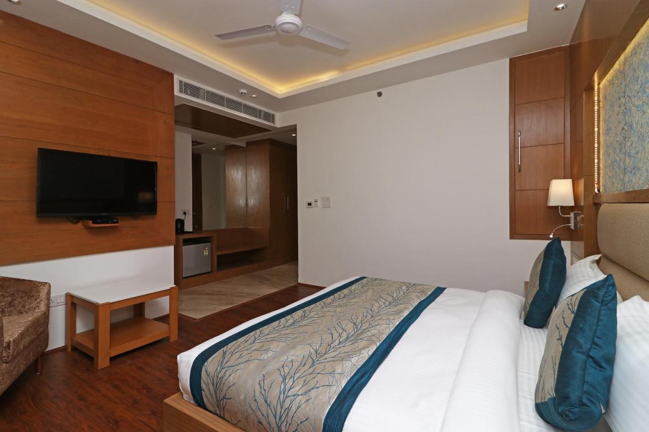 Capital O Hotel Star Inn Near Chhatarpur Metro Station Nuova Delhi Esterno foto