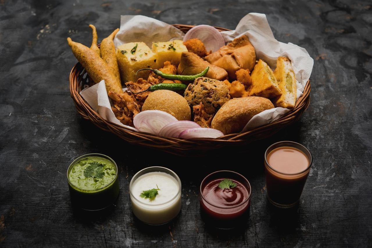 Capital O Hotel Star Inn Near Chhatarpur Metro Station Nuova Delhi Esterno foto