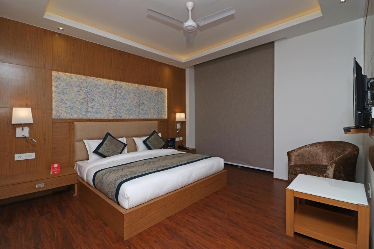 Capital O Hotel Star Inn Near Chhatarpur Metro Station Nuova Delhi Esterno foto