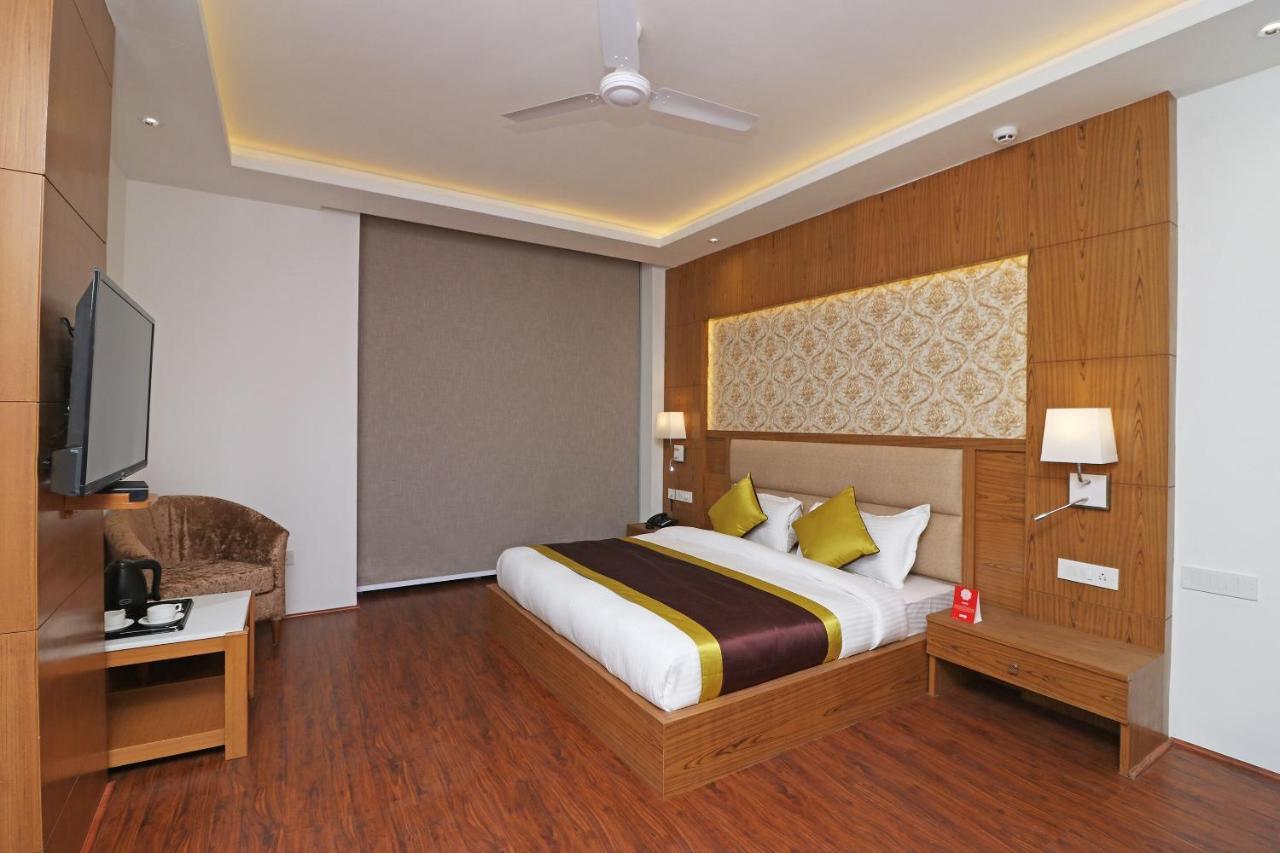 Capital O Hotel Star Inn Near Chhatarpur Metro Station Nuova Delhi Esterno foto